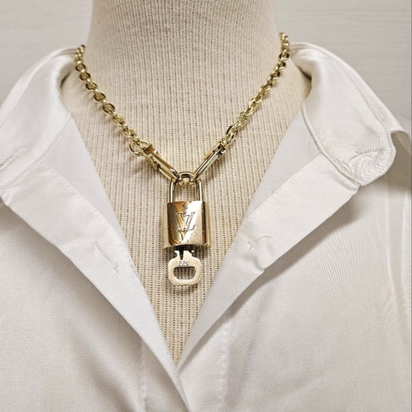 Louis Vuitton 300 Series Padlock and Key Necklace on Pochette Chain in Gold 322 - Picture 6 of 8